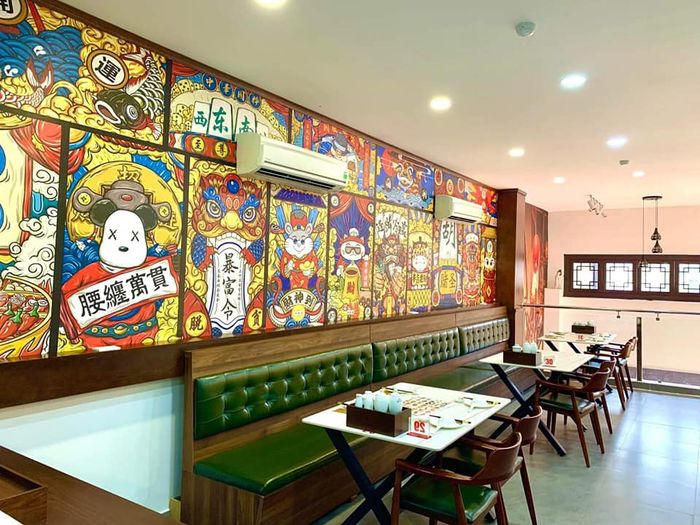 Không gian nhà hàng Ngân Đình luôn tạo cảm giác sang trọng và đậm đà bản sắc Trung Hoa. Với thiết kế tinh xảo, từ ánh sáng đến nội thất, mọi góc cạnh đều toát lên sự tỉ mỉ và cẩn trọng trong từng chi tiết, mang đến cho thực khách một không gian vừa ấm cúng vừa lịch lãm.