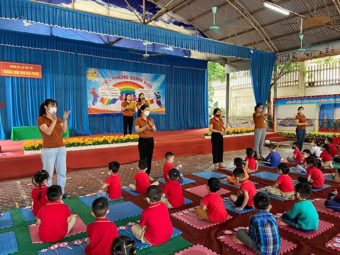 Hoạt động vui chơi ngoài trời đầy màu sắc của các bé