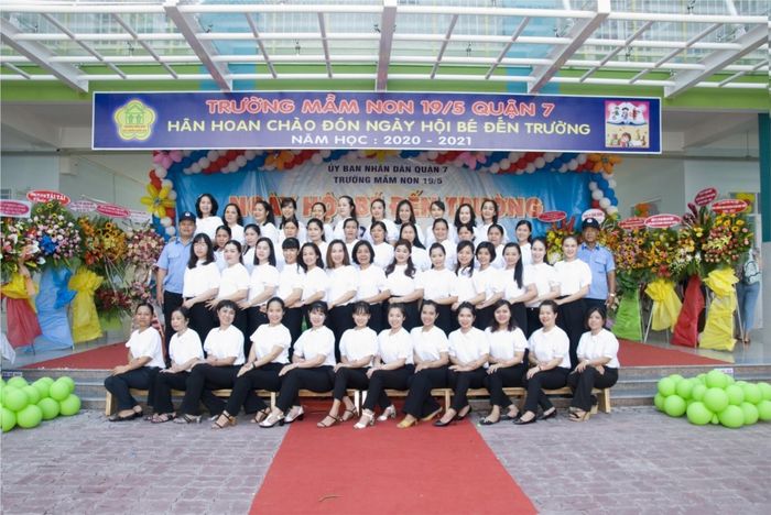Đội ngũ giáo viên tại Trường Mầm non 19/5 Quận 7 không chỉ có chuyên môn vững vàng mà còn mang trong mình tình yêu thương vô bờ bến đối với trẻ. Họ là những người bạn đồng hành đáng tin cậy, luôn lắng nghe và chia sẻ những câu chuyện ngây thơ của các bé, giúp các con phát triển toàn diện về thể chất và tinh thần, đồng thời tạo ra môi trường học tập vui vẻ, sáng tạo.