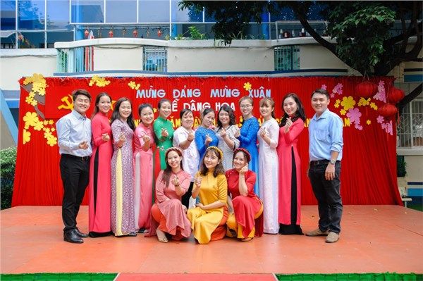 Trường luôn chú trọng đến dinh dưỡng của trẻ, với thực đơn khoa học và đầy đủ chất dinh dưỡng phù hợp với từng độ tuổi, giúp trẻ phát triển thể chất và trí tuệ tối ưu. Các bữa ăn tại trường luôn được chuẩn bị với nguồn nguyên liệu tươi ngon, đảm bảo vệ sinh an toàn thực phẩm.
