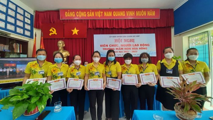 Trường Mầm non Hoa Hồng có đội ngũ cán bộ giáo viên và nhân viên tận tâm, giàu kinh nghiệm, với 100% cán bộ quản lý có trình độ chuyên môn vững vàng. Các giáo viên không chỉ giỏi về chuyên môn mà còn có đạo đức nghề nghiệp cao, luôn sẵn sàng vượt qua mọi thử thách để mang đến cho trẻ em những cơ hội học tập và phát triển tốt nhất.
