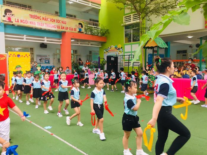Trường Mầm non Sóc Nâu không chỉ chú trọng đến việc dạy học mà còn đặc biệt quan tâm đến sự phát triển thể chất và tinh thần của trẻ. Đội ngũ giáo viên luôn tận tâm và yêu thương trẻ, xây dựng môi trường học tập như một gia đình để các bé cảm thấy an toàn, gần gũi và thoải mái khi đến trường.