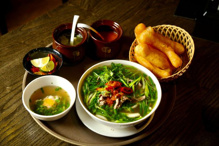 Tô phở bò tái lăn đặc trưng tại Phở Thìn 13 Lò Đúc