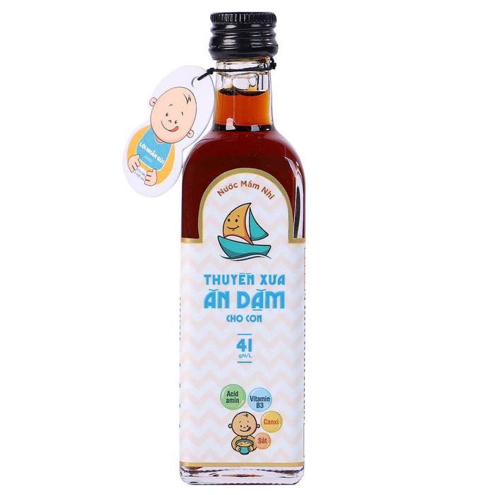 Nước Mắm Nhĩ Thuyền Xưa Ăn Dặm Cho Trẻ Em (Ảnh 1) - Hình ảnh chân thực về sản phẩm chất lượng cao, thể hiện màu cánh gián đặc trưng và độ trong suốt của nước mắm nhỉ nguyên chất