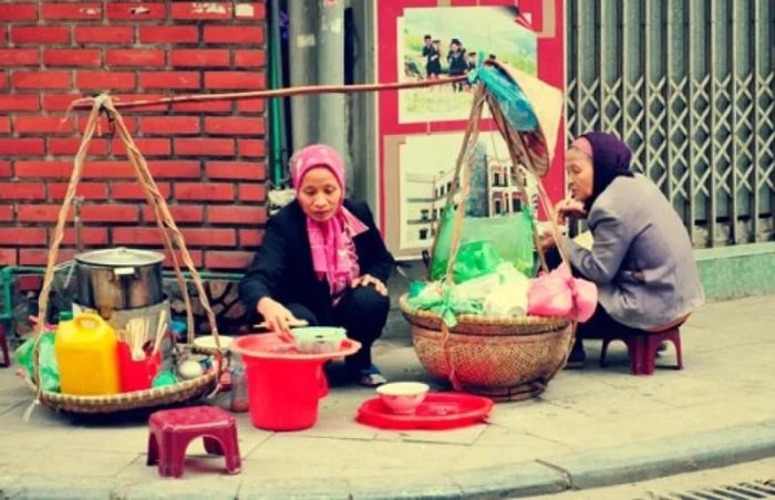 Ấm áp bên hàng rong trong mùa đông lạnh giá. ảnh 1