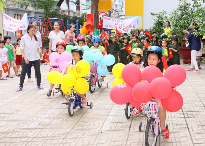 Các lớp học tại Trường Mầm non 14 đều được trang bị đầy đủ tiện nghi hiện đại, đảm bảo sự thoải mái tối đa cho học sinh và giáo viên. Sân chơi rộng rãi với các thiết bị ngoài trời, không gian xanh mát là môi trường lý tưởng để trẻ phát triển thể chất và trí tuệ.