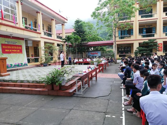 Góc sân trường đầy nắng của THPT Trần Phú
