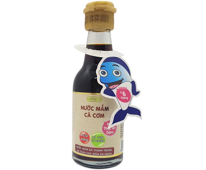 Nước Mắm Cá Cơm US Food (Ảnh 2) - Hình ảnh cận cảnh minh họa chất lượng sản phẩm, với độ trong suốt và màu cánh gián tự nhiên của nước mắm nhỉ nguyên chất đạt chuẩn quốc tế