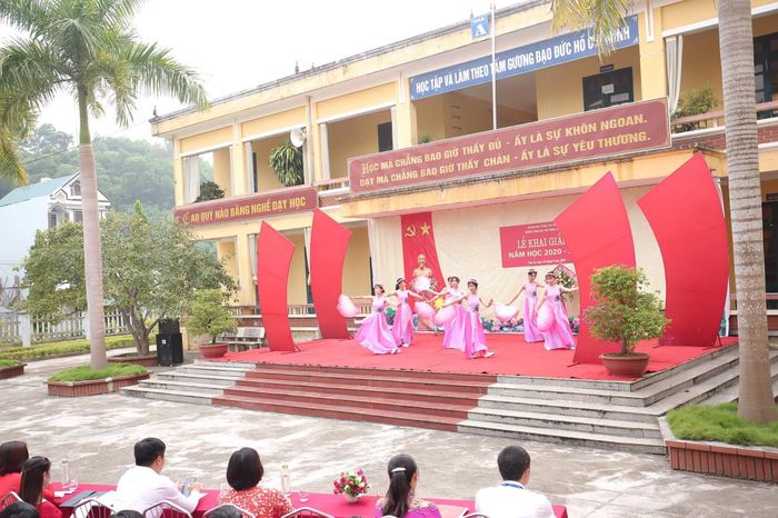 Khuôn viên xanh mát của Trường THPT Cảm Ân