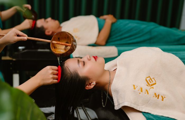 Hình ảnh liệu trình gội đầu thảo dược cao cấp tại Vạn Mỹ Spa