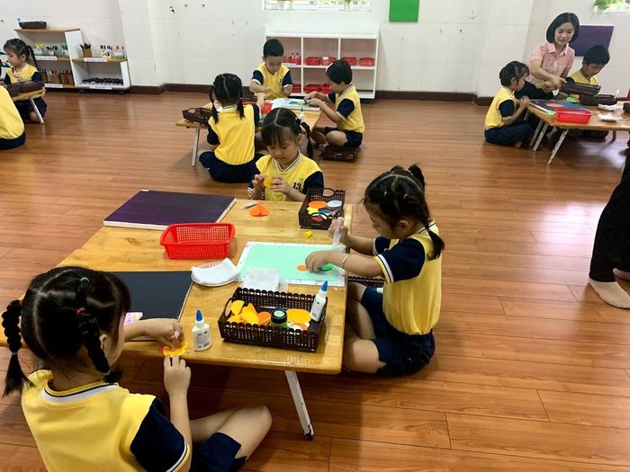 Môi trường học tập tại Trường Mầm non 13 được xây dựng với tiêu chí thân thiện, sạch sẽ và an toàn. Trẻ được tham gia vào nhiều hoạt động vui chơi, khám phá, học tập thông qua các trò chơi sáng tạo, giúp trẻ phát triển toàn diện từ thể chất đến tinh thần.