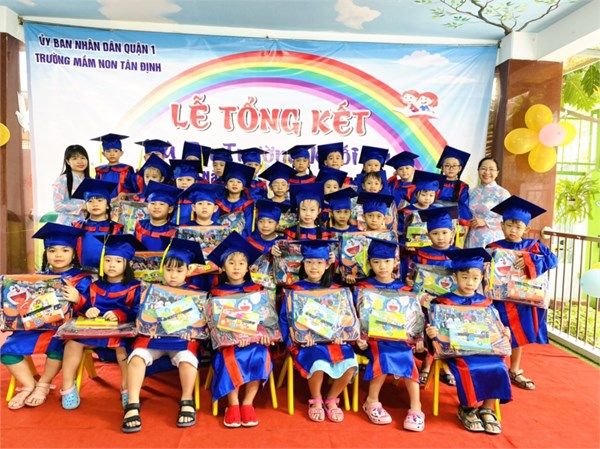 Chương trình giáo dục của Trường Mầm non Tân Định không chỉ mang tính lý thuyết mà còn chú trọng vào thực hành qua các mô hình học tập sáng tạo và các hoạt động ngoại khóa giúp trẻ phát triển tư duy, thể chất và kỹ năng sống.