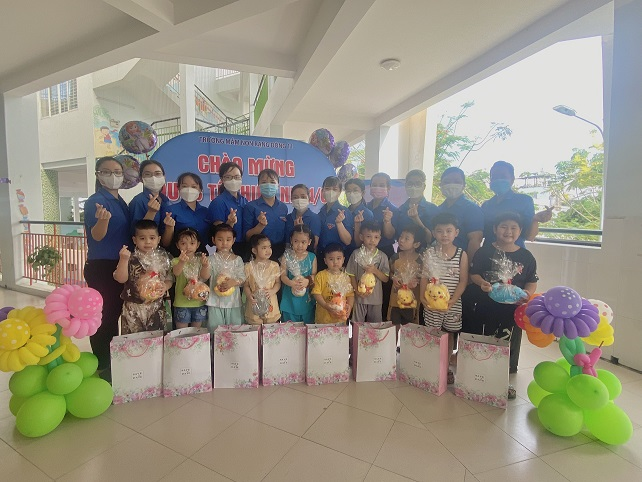 Mọi chi tiết về trường xin vui lòng liên hệ: Địa chỉ: 240/112 Nguyễn Văn Luông, Phường 11, Quận 6, TP. Hồ Chí Minh. Điện thoại: 028 3875 0924 - 028 37515981. Fanpage: https://www.facebook.com/pages/Mầm-non-Rạng-Đông-11-quận-6/1062318983837487. Website: https://mnrangdong11.hcm.edu.vn/homegd3.