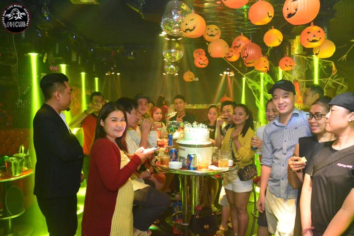 Sàn nhảy sôi động tại 141 Club
