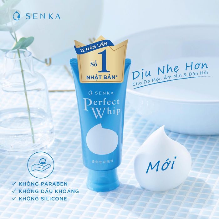 Perfect Whip Senka ảnh 2 - Minh họa sống động về lớp bọt kem dày mịn đang được massage nhẹ nhàng trên da mặt.