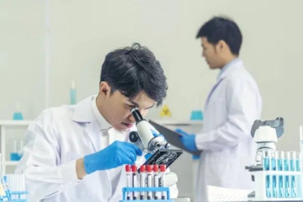 Hình ảnh minh họa: Bố sửa cửa sau cơn bão (Nguồn: internet)