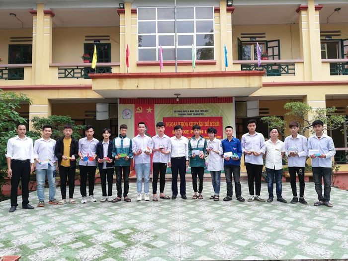 Toàn cảnh khuôn viên xanh mát của THPT Trần Phú