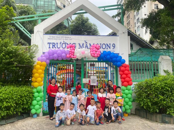 Đội ngũ giáo viên tại Trường Mầm non 9 luôn phát huy tinh thần trách nhiệm, sáng tạo và nhiệt huyết trong công tác chăm sóc và giảng dạy. Với trình độ chuyên môn đạt chuẩn 100%, trong đó hơn một nửa đạt trình độ trên chuẩn, các thầy cô không chỉ giỏi về kiến thức mà còn vô cùng tận tâm, sẵn sàng lắng nghe và thấu hiểu trẻ em để phát triển những tiềm năng vượt trội của mỗi bé.