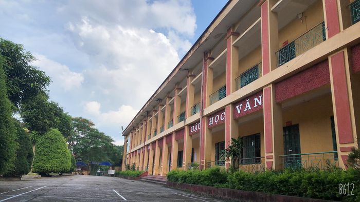 Kiến trúc khang trang của Trường THPT Văn Chấn