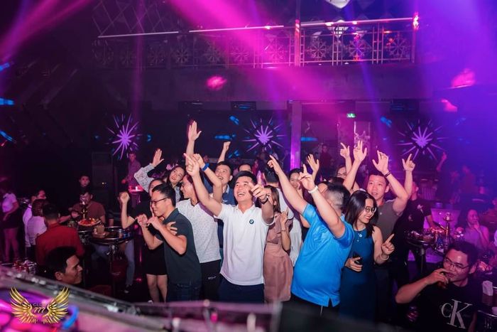 Sân khấu hiện đại và không gian sang trọng tại 777 CLUB