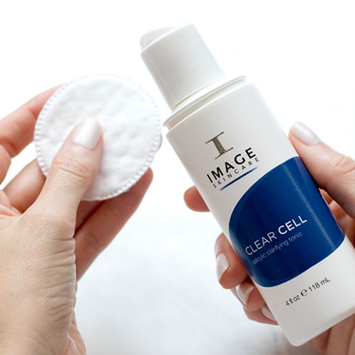 Image Clear Cell Medicated Acne Scrub - Sữa rửa mặt dạng cát với kết cấu đặc biệt, giúp làm sạch sâu và massage da nhẹ nhàng, mang lại làn da mịn màng.
