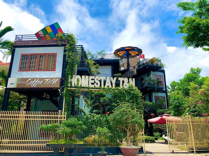 Homestay T&N - Sân vườn xanh mát với hồ cá thư giãn