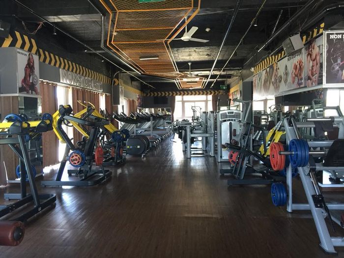 Khu vực tập luyện đa năng hiện đại tại Nonstop Gym