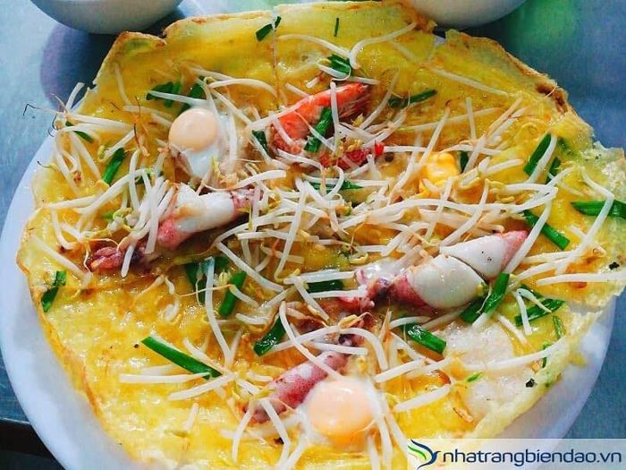 Không gian thưởng thức bánh xèo đậm chất truyền thống