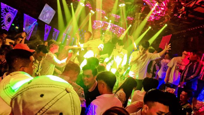 Góc quầy bar sang trọng với những món đồ uống đặc biệt tại Golf Club