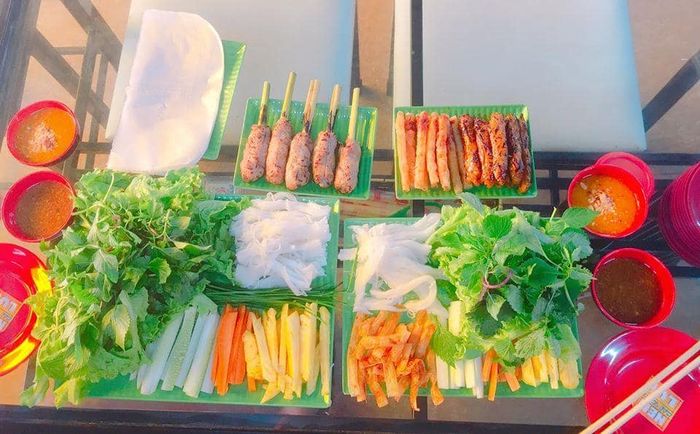 Nem lụi vàng ươm thơm phức - Đặc sản nức tiếng tại Mai Trang