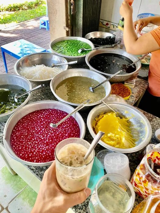 Không gian bình dị dưới tán cây bàng mát rượi tại quán chè nổi tiếng Vũng Tàu