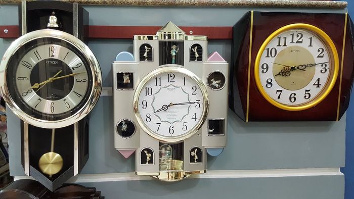 Hình ảnh minh họa đồng hồ treo tường hình thoi bằng gỗ