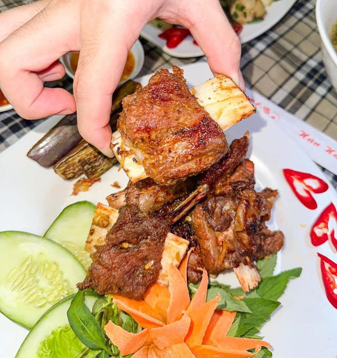 Những món nướng hấp dẫn và trình bày nghệ thuật tại Vị Nướng