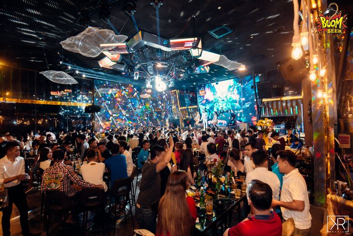 Không gian sôi động và hiện đại tại BOOM BEER