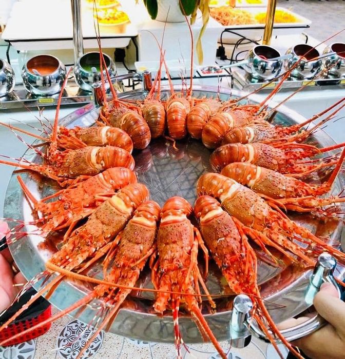 Không gian sang trọng và bể hải sản tươi sống tại Buffet Hải Sản Biển Đông