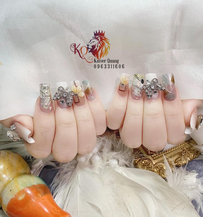 Không gian sang trọng tại Kaiser Nail Design với ánh đèn ấm áp và bàn làm nail hiện đại