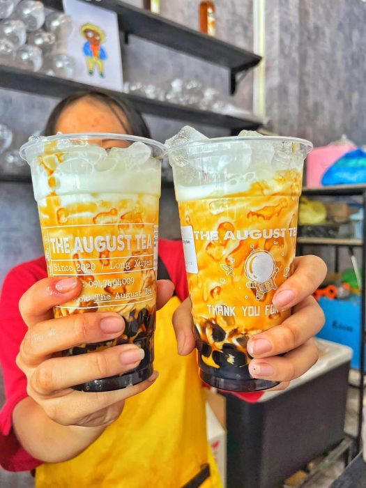 The August Tea ảnh 2 - Hình ảnh đặc sắc khắc họa trọn vẹn tinh thần thương hiệu, nơi nghệ thuật pha trà hòa quyện cùng thiết kế tinh tế.