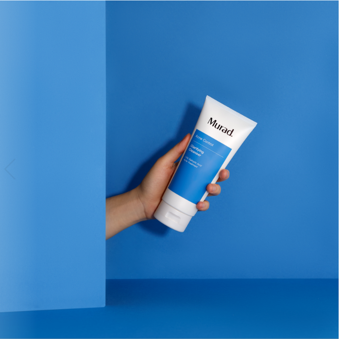Murad Clarifying Cleanser - Sữa rửa mặt đặc trị mụn với công nghệ nang nén độc quyền, tiếp tục diệt khuẩn ngay cả sau khi rửa mặt.