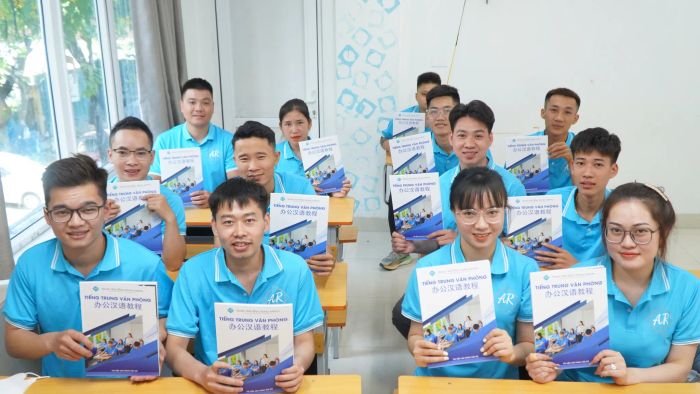 Giảng viên AARON hướng dẫn học viên thực hành giao tiếp