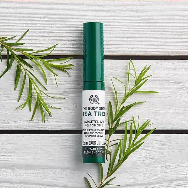 Hình ảnh chân thực The Body Shop Tea Tree Gel - Thiết kế độc đáo dạng que bông