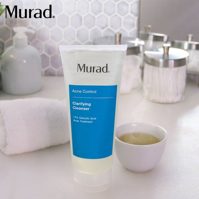 Murad Clarifying Cleanser - Sữa rửa mặt trị mụn đa năng với kết cấu mịn nhẹ, thẩm thấu nhanh, mang lại làn da sạch sâu không gây khô căng.