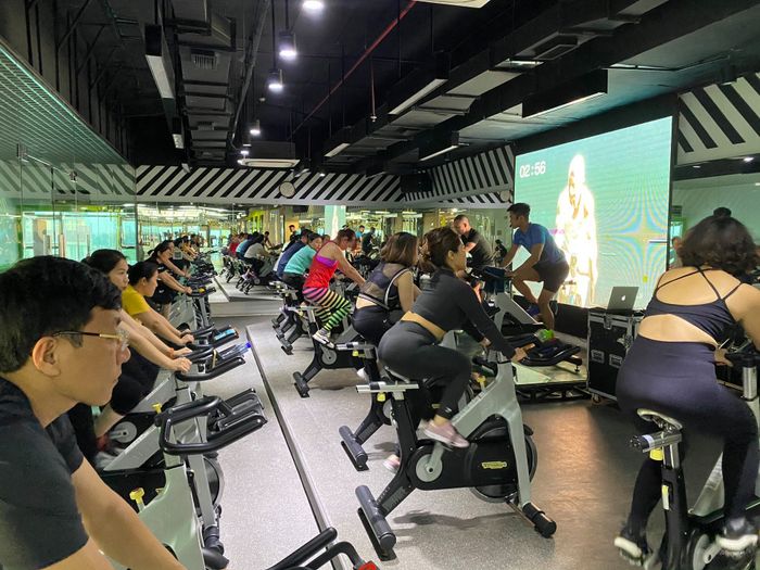 Khu vực tập GroupX sôi động tại Fitness Plus Vinh