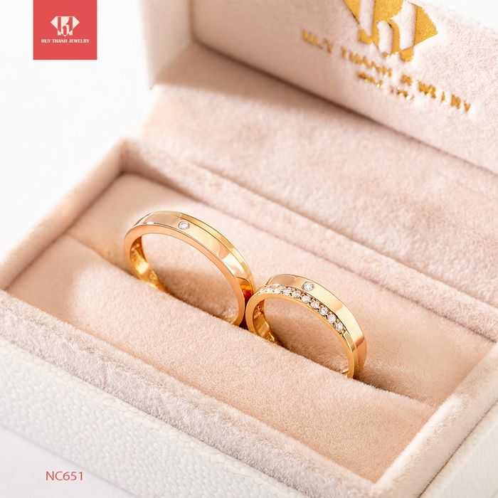 Không gian trưng bày nhẫn cưới sang trọng tại Huy Thanh Jewelry