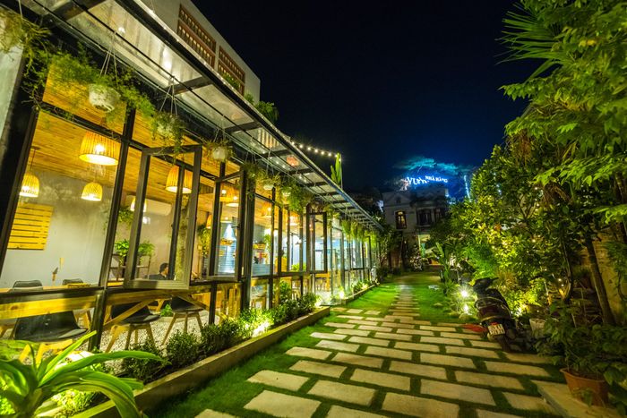 Hạ Long Ginger Homestay - Không gian sân vườn xanh mát