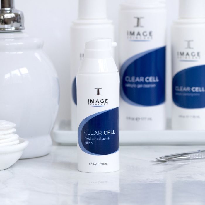 Image Clear Cell Medicated Acne Scrub - Sữa rửa mặt dạng cát với kết cấu đặc biệt, nhẹ nhàng loại bỏ tế bào chết và bã nhờn, mang lại làn da sạch thoáng.