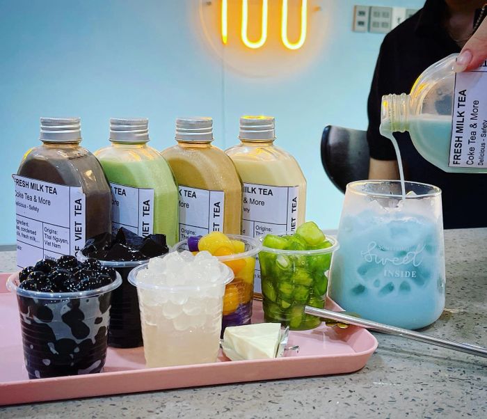 Coke Tea & More ảnh 1 - Hình ảnh đầu tiên khắc họa không gian ấm cúng, nơi nghệ thuật pha chế hòa quyện cùng thiết kế hiện đại đầy phong cách