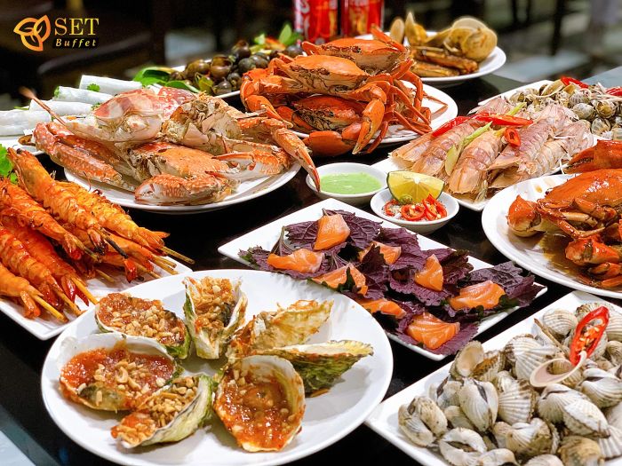 Quầy tráng miệng hấp dẫn với đa dạng bánh ngọt và trái cây tươi tại SET Buffet