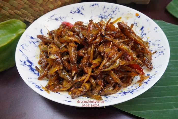 Các đặc sản vùng miền được bài trí hấp dẫn tại cửa hàng