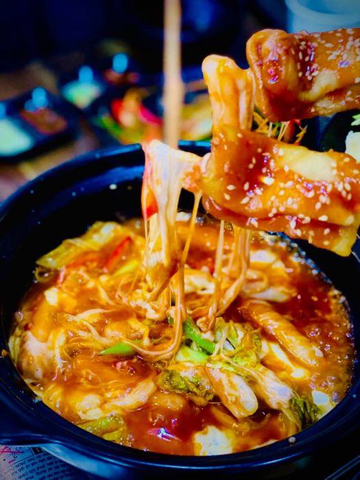 Không gian ẩm thực đầy màu sắc tại BÀ HẠNH FOOD