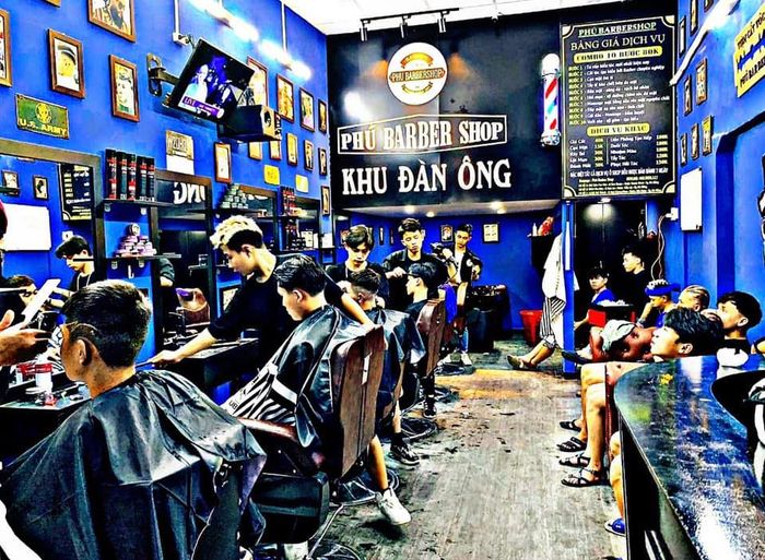 Nghệ thuật cắt tóc điêu luyện tại Phú Barber Shop
